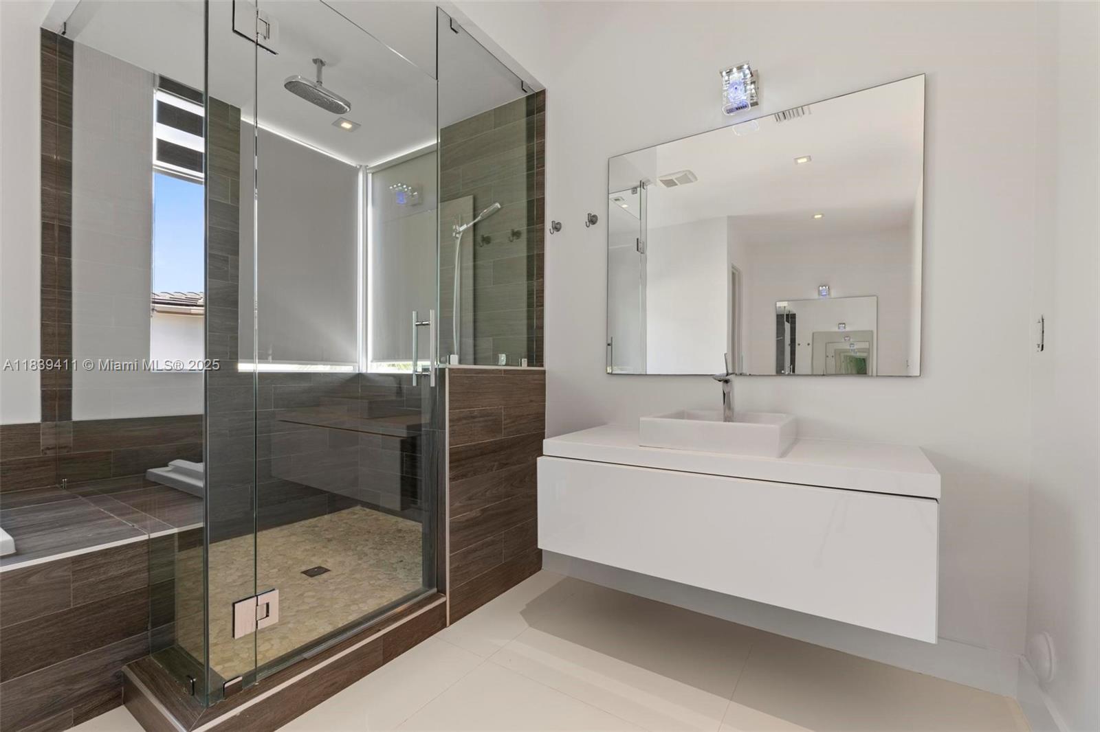 10431 NW 68th Ter Doral, FL 33178