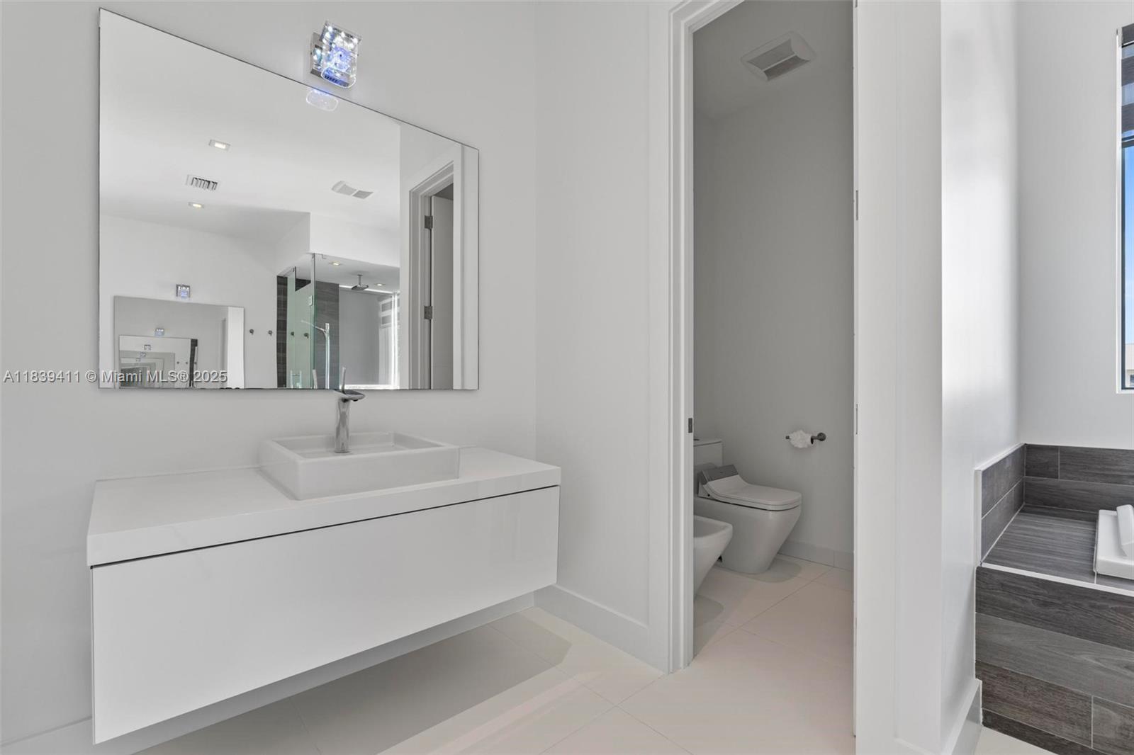 10431 NW 68th Ter Doral, FL 33178