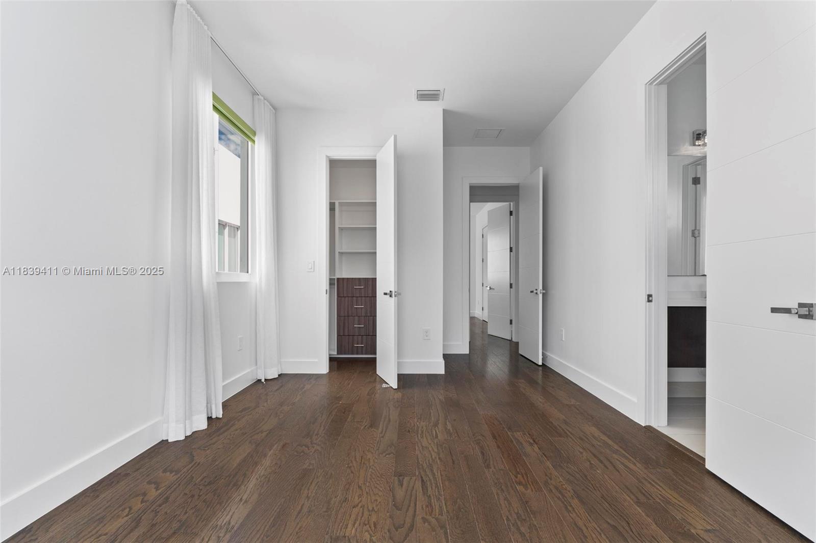 10431 NW 68th Ter Doral, FL 33178