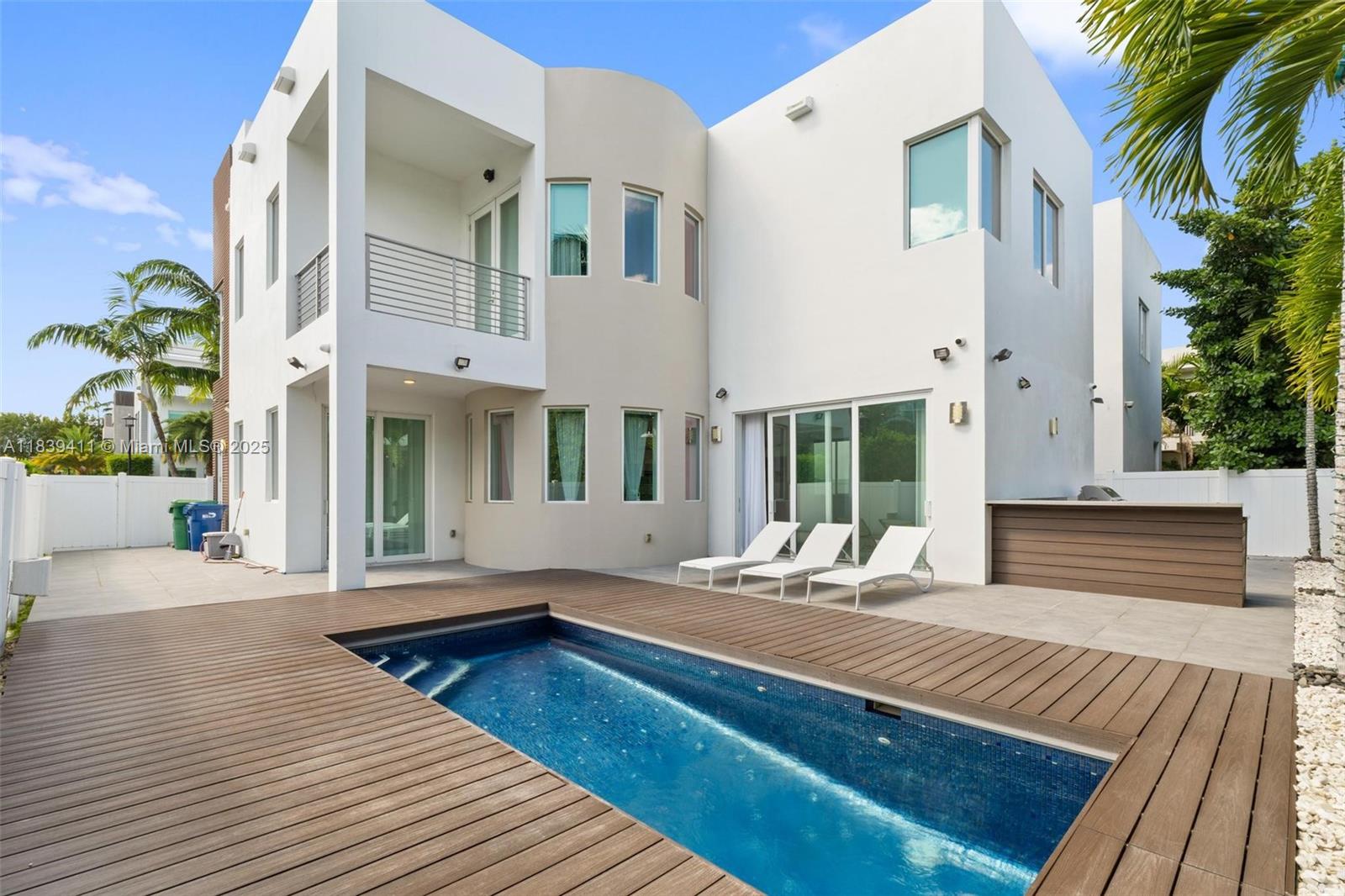 10431 NW 68th Ter Doral, FL 33178