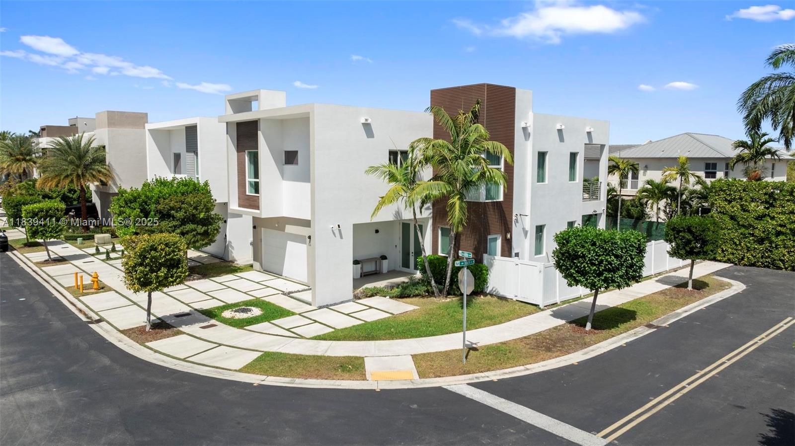 10431 NW 68th Ter Doral, FL 33178