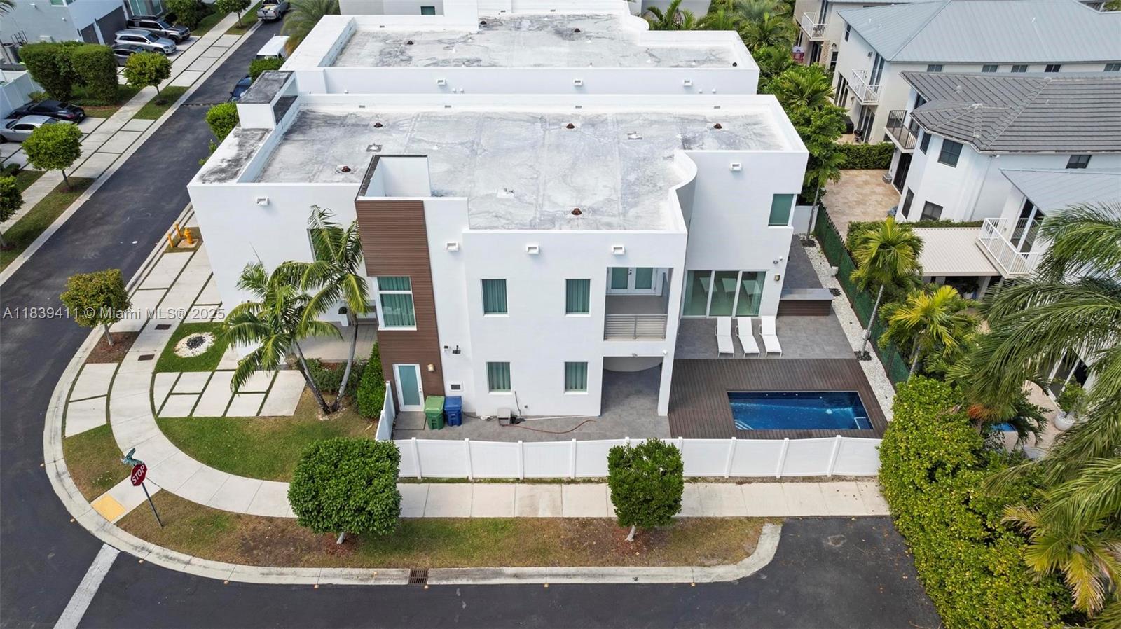 10431 NW 68th Ter Doral, FL 33178