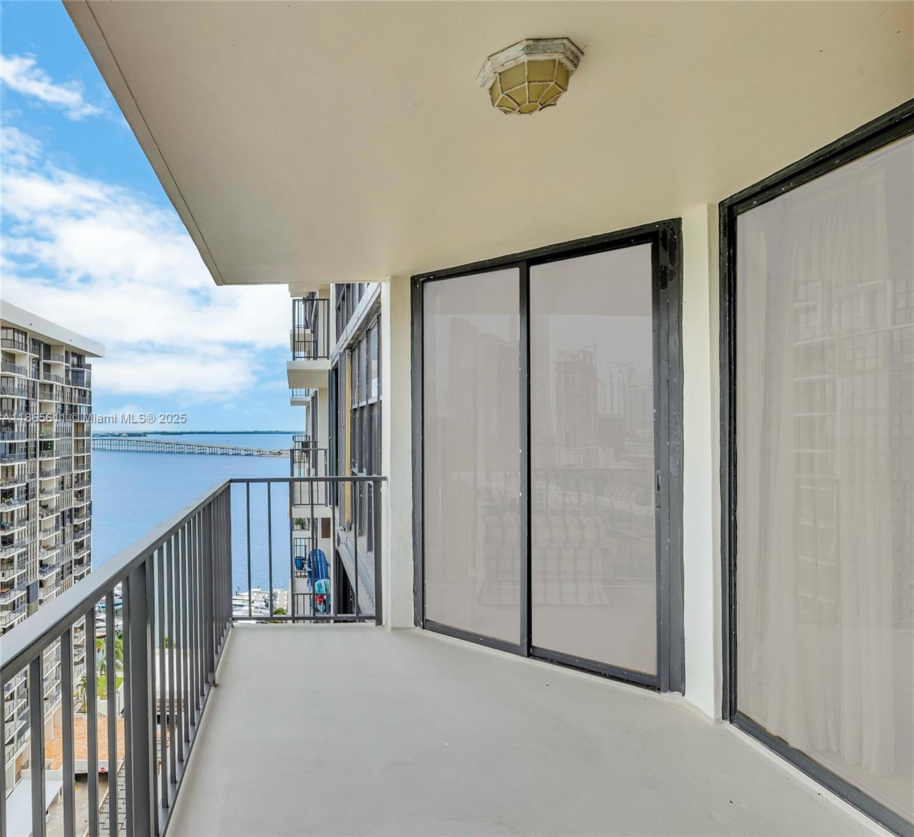 image Brickell Place I3