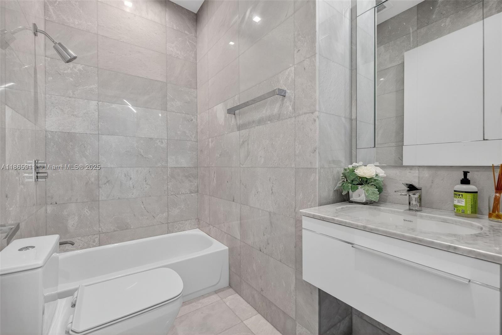 image Turnberry Ocean Club51