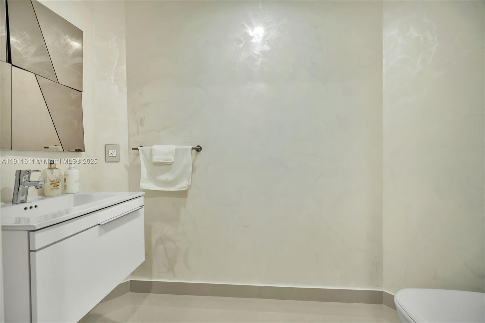 17301 Biscayne Blvd #910 North Miami Beach, FL 33160