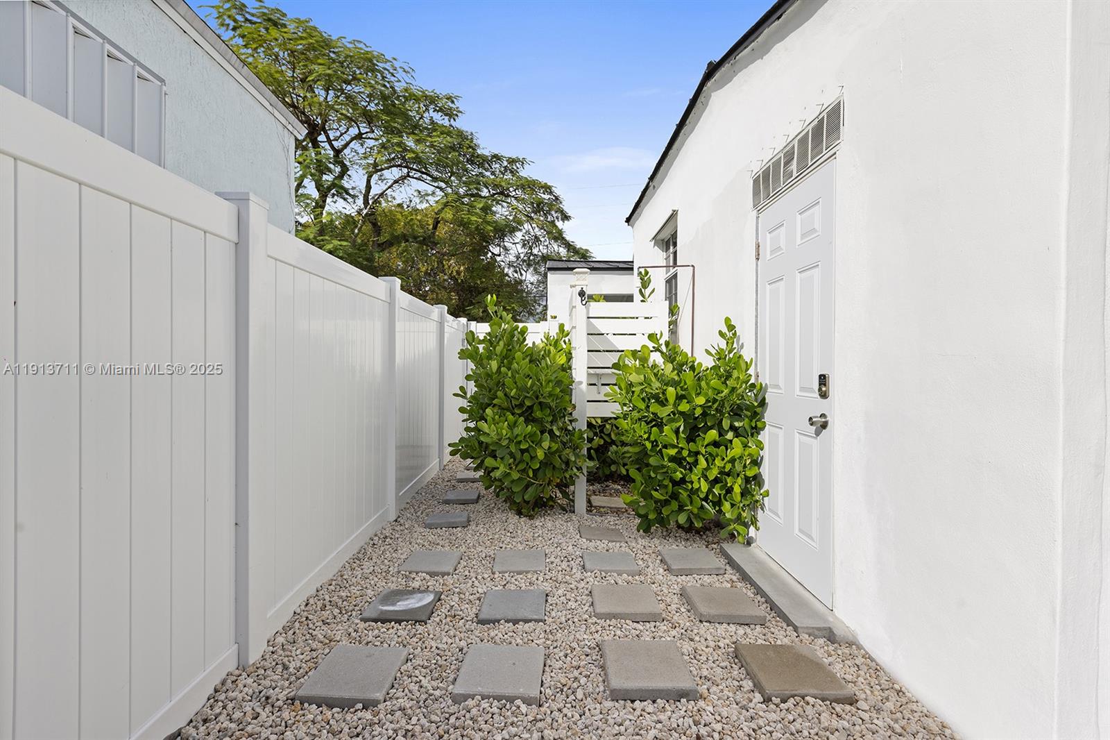 794 NW 45th St Miami, FL 33127