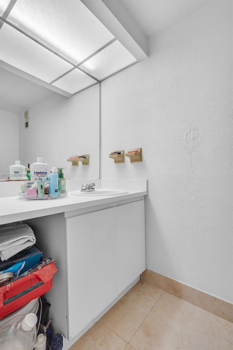 1900 W 68th St #F302 Hialeah, FL 33014