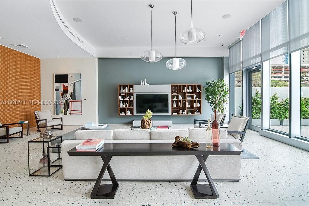 460 NE 28th St #3904 Miami, FL 33137