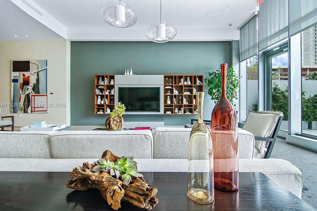 460 NE 28th St #3904 Miami, FL 33137