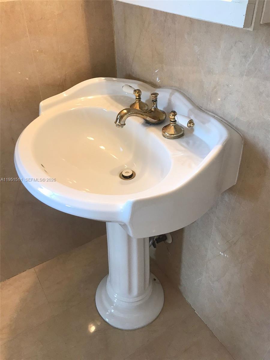 2038 Alton Rd Miami Beach, FL 33140