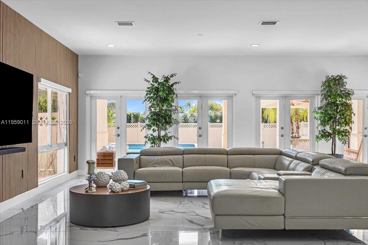 1700 Cleveland Rd Miami Beach, FL 33141