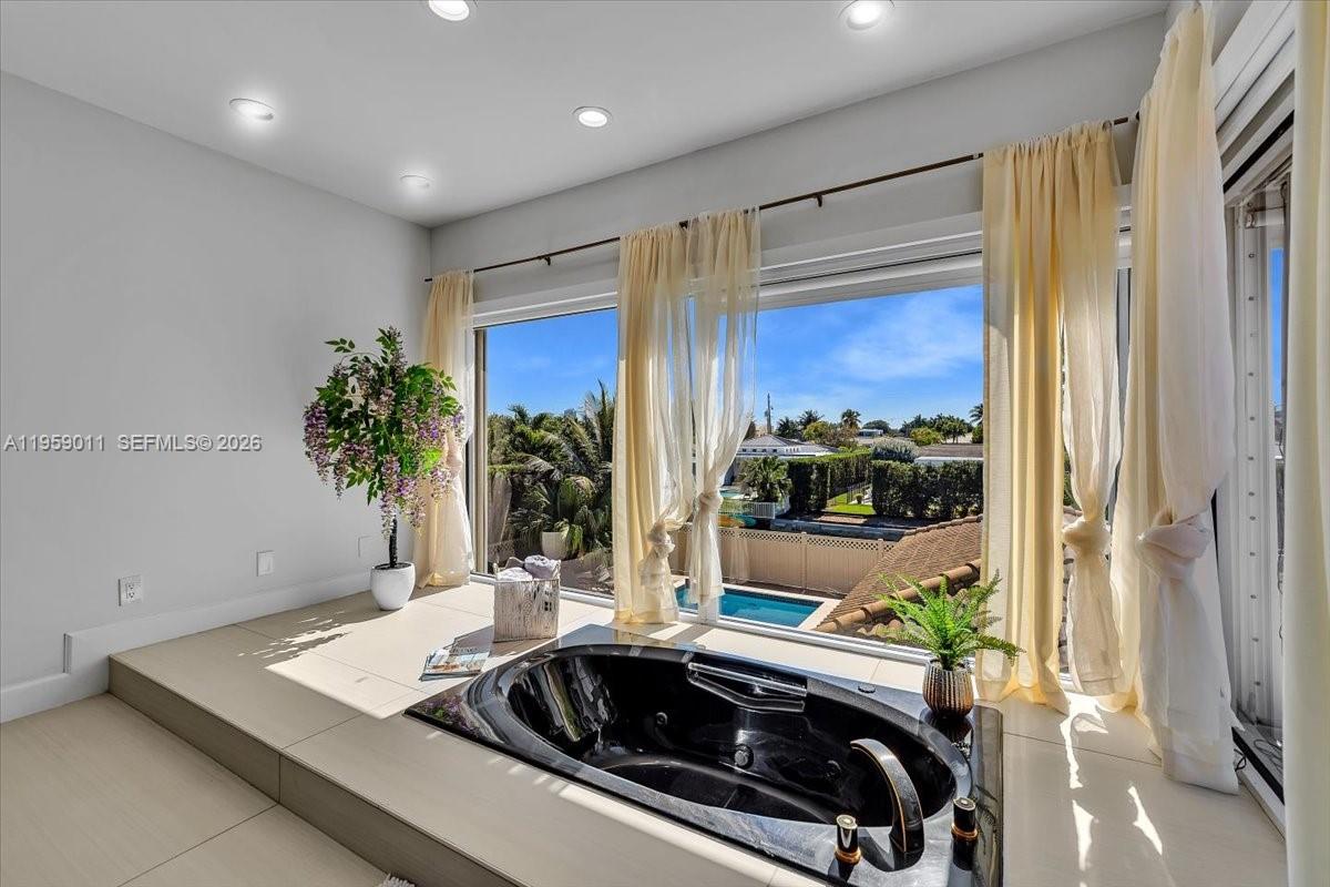 1700 Cleveland Rd Miami Beach, FL 33141