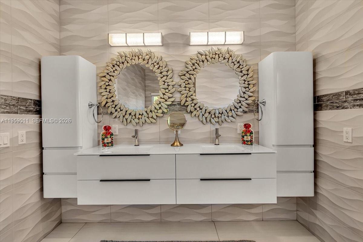 1700 Cleveland Rd Miami Beach, FL 33141