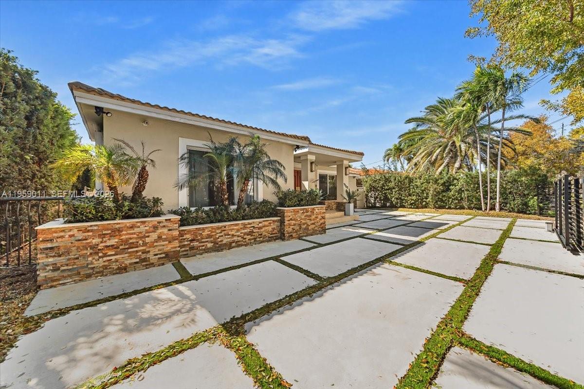 1700 Cleveland Rd Miami Beach, FL 33141