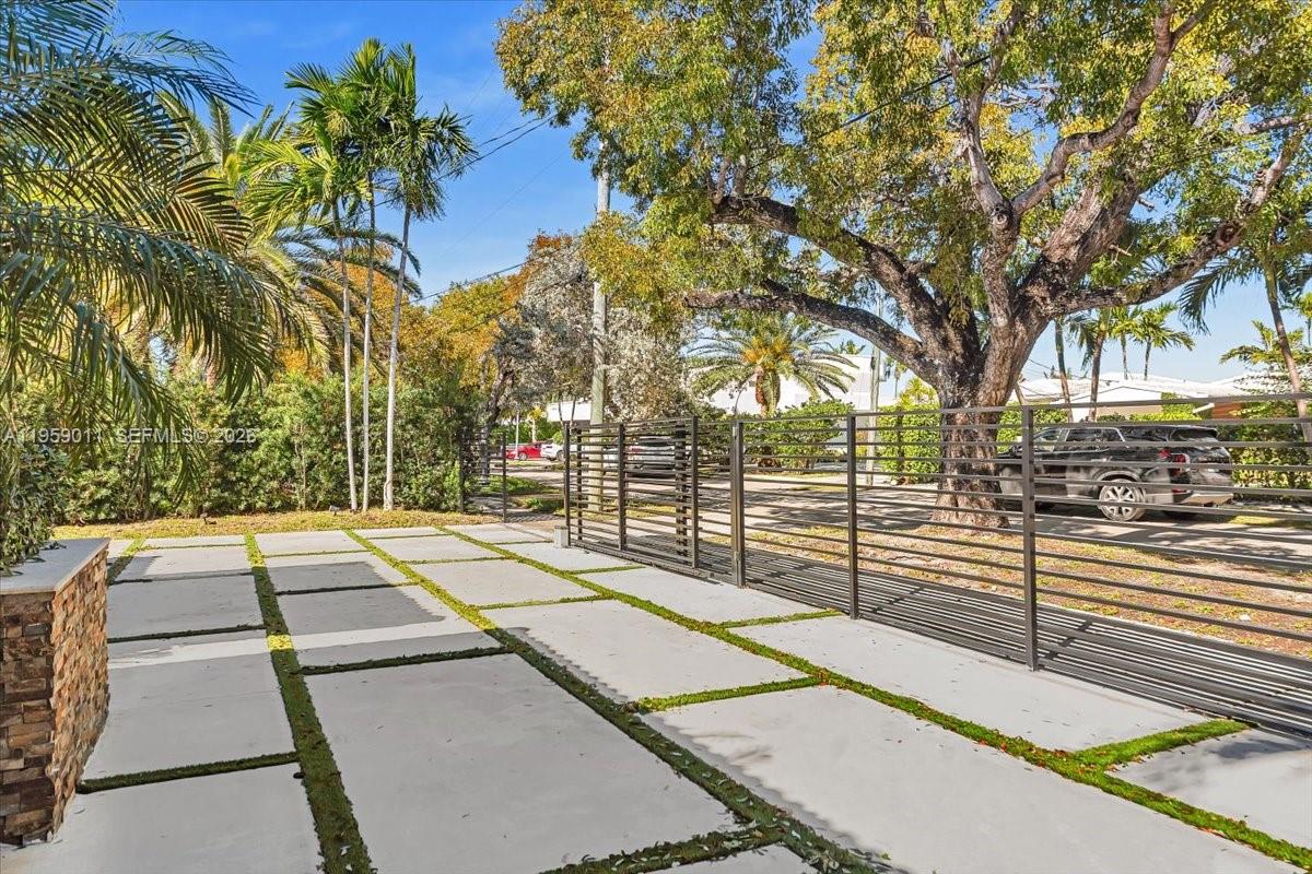 1700 Cleveland Rd Miami Beach, FL 33141