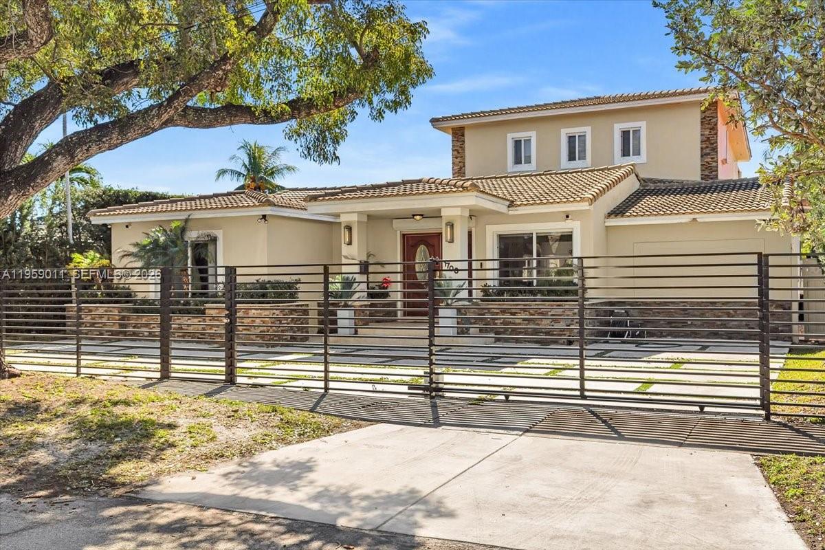 1700 Cleveland Rd Miami Beach, FL 33141