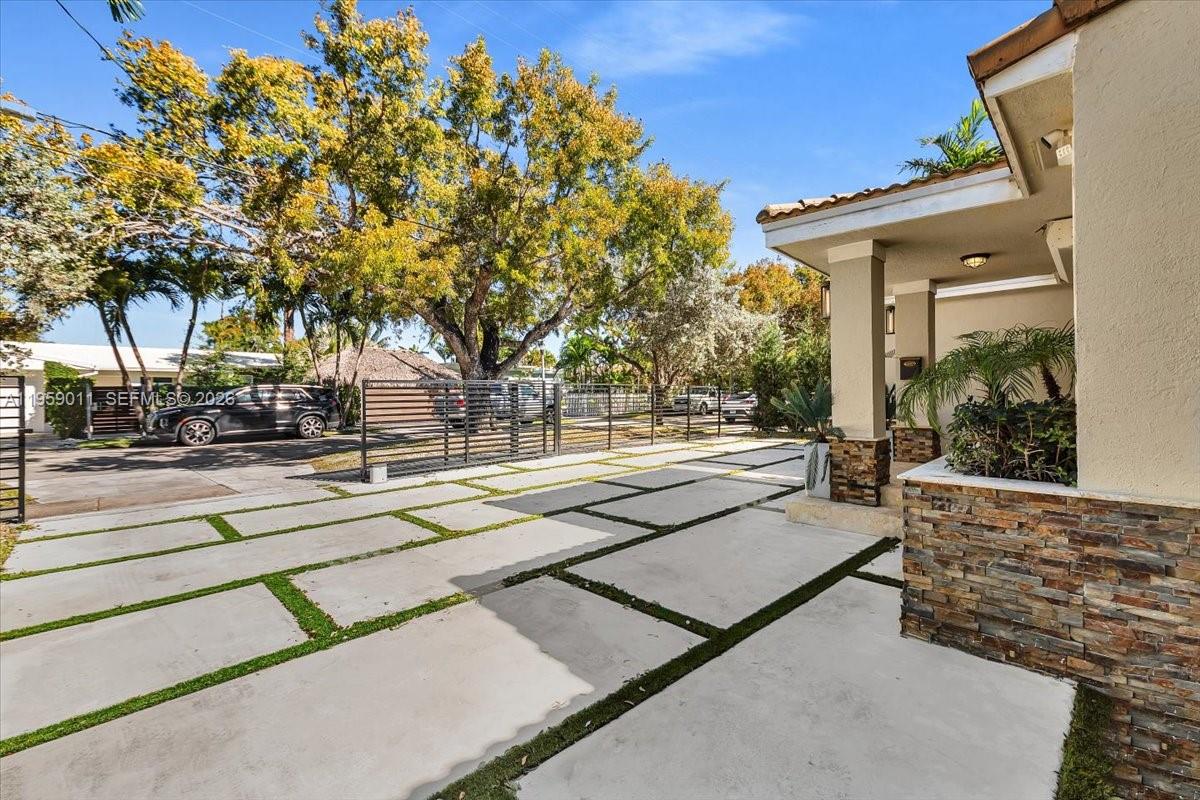 1700 Cleveland Rd Miami Beach, FL 33141