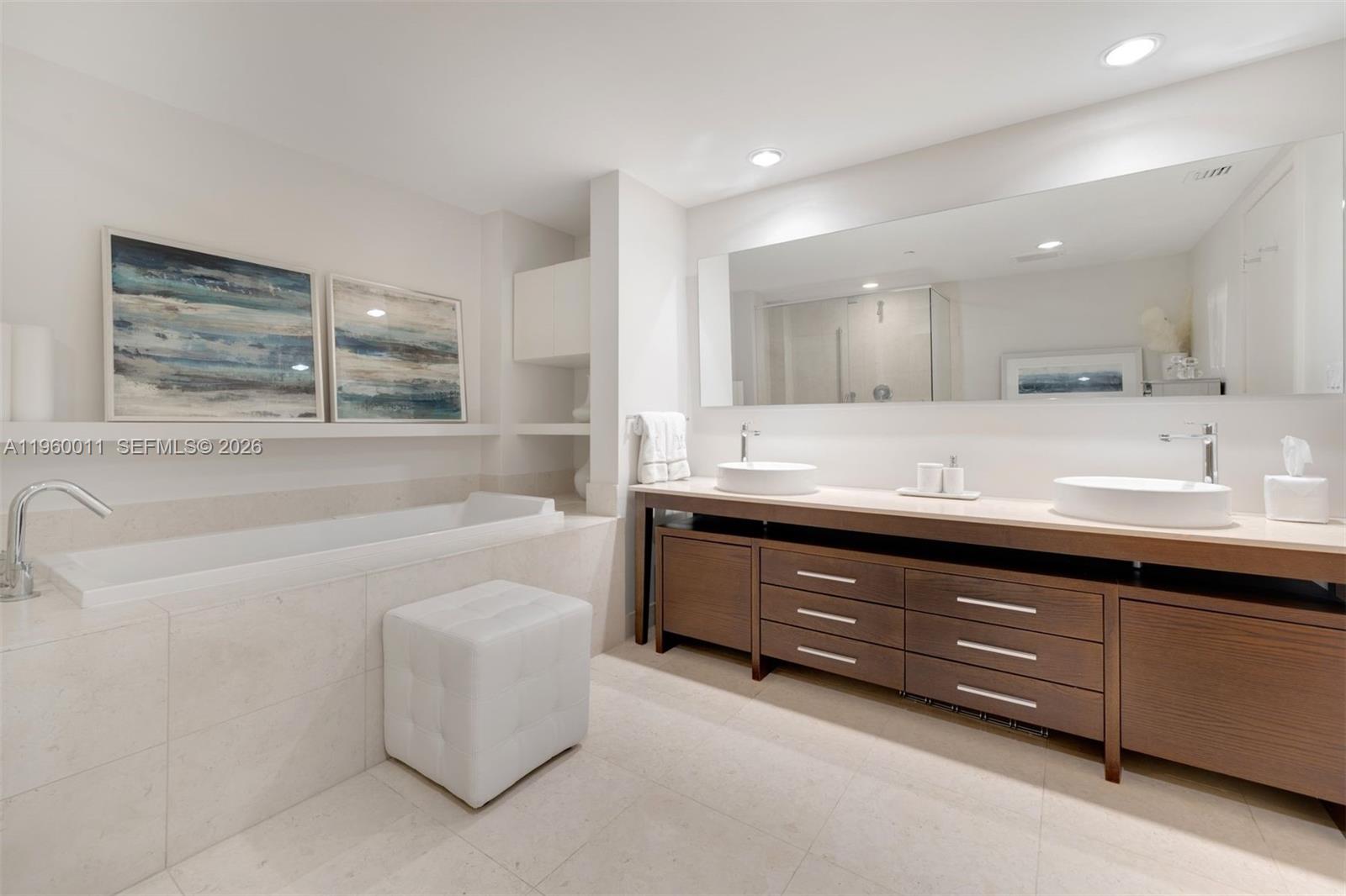 465 Brickell Ave #2703 Miami, FL 33131