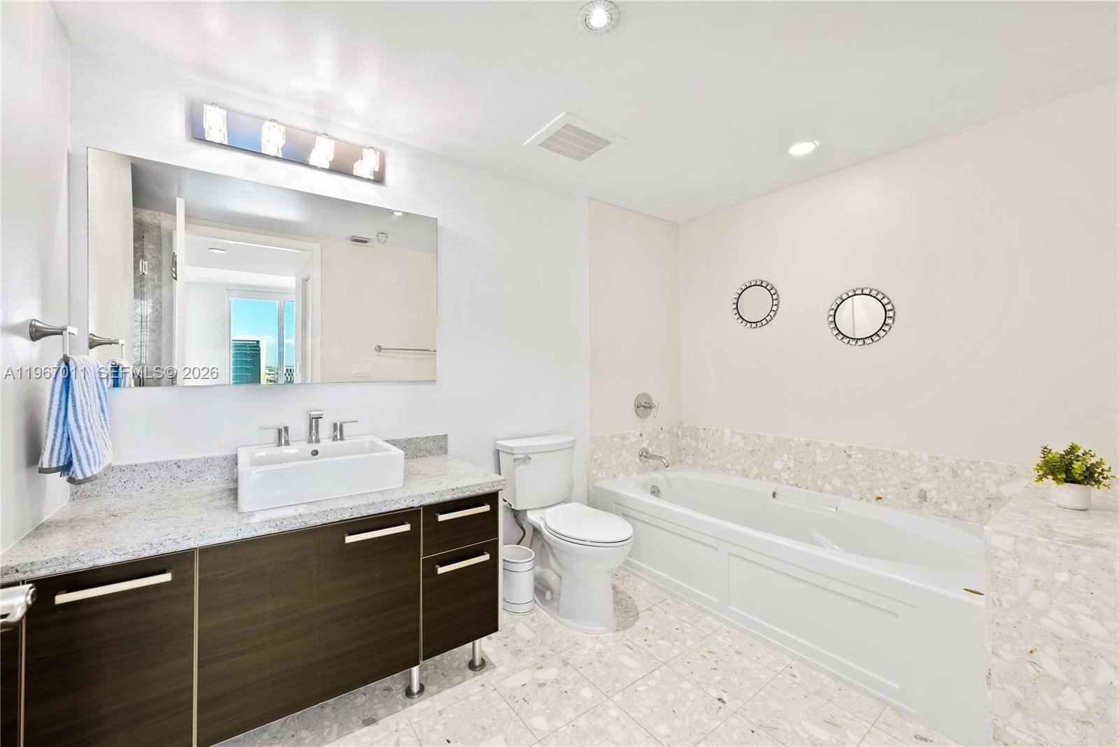 185 SW 7th St #2611 Miami, FL 33130