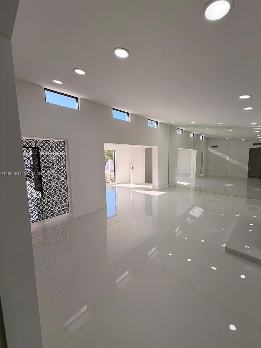 935 SW 72nd Ave Miami, FL 33144