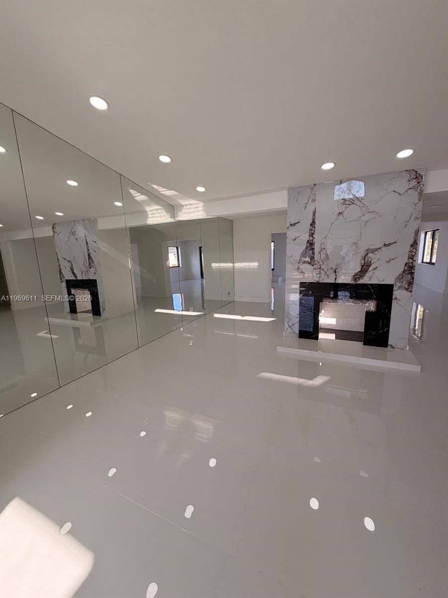 935 SW 72nd Ave Miami, FL 33144