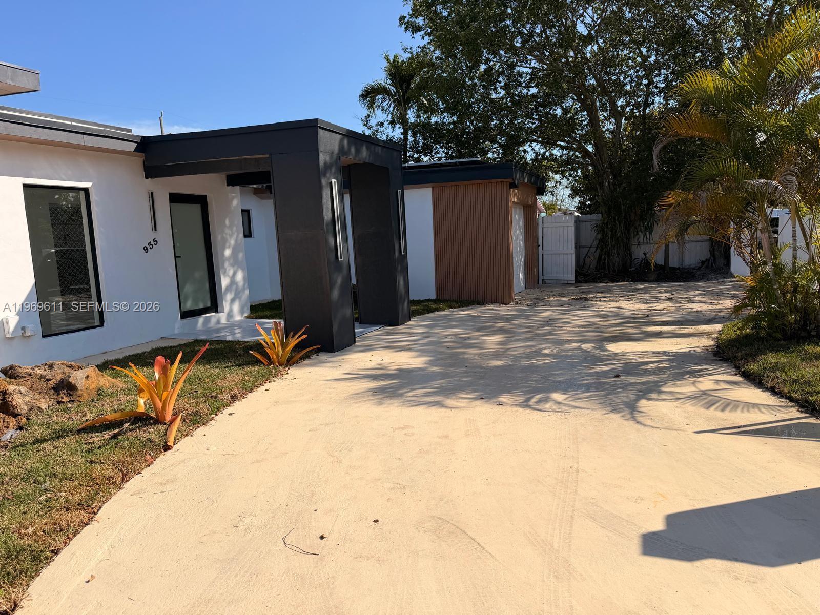 935 SW 72nd Ave Miami, FL 33144