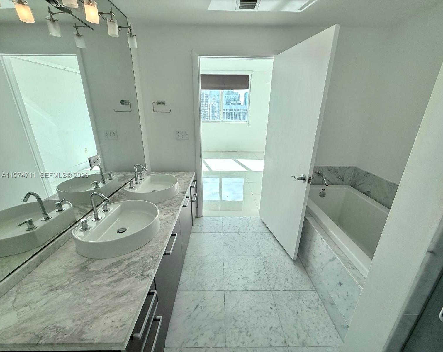 image Vizcayne North12