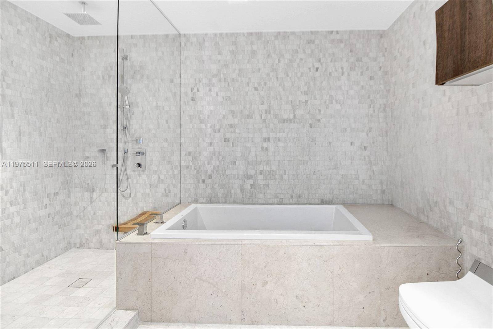 68 SE 6th St #2612 Miami, FL 33131