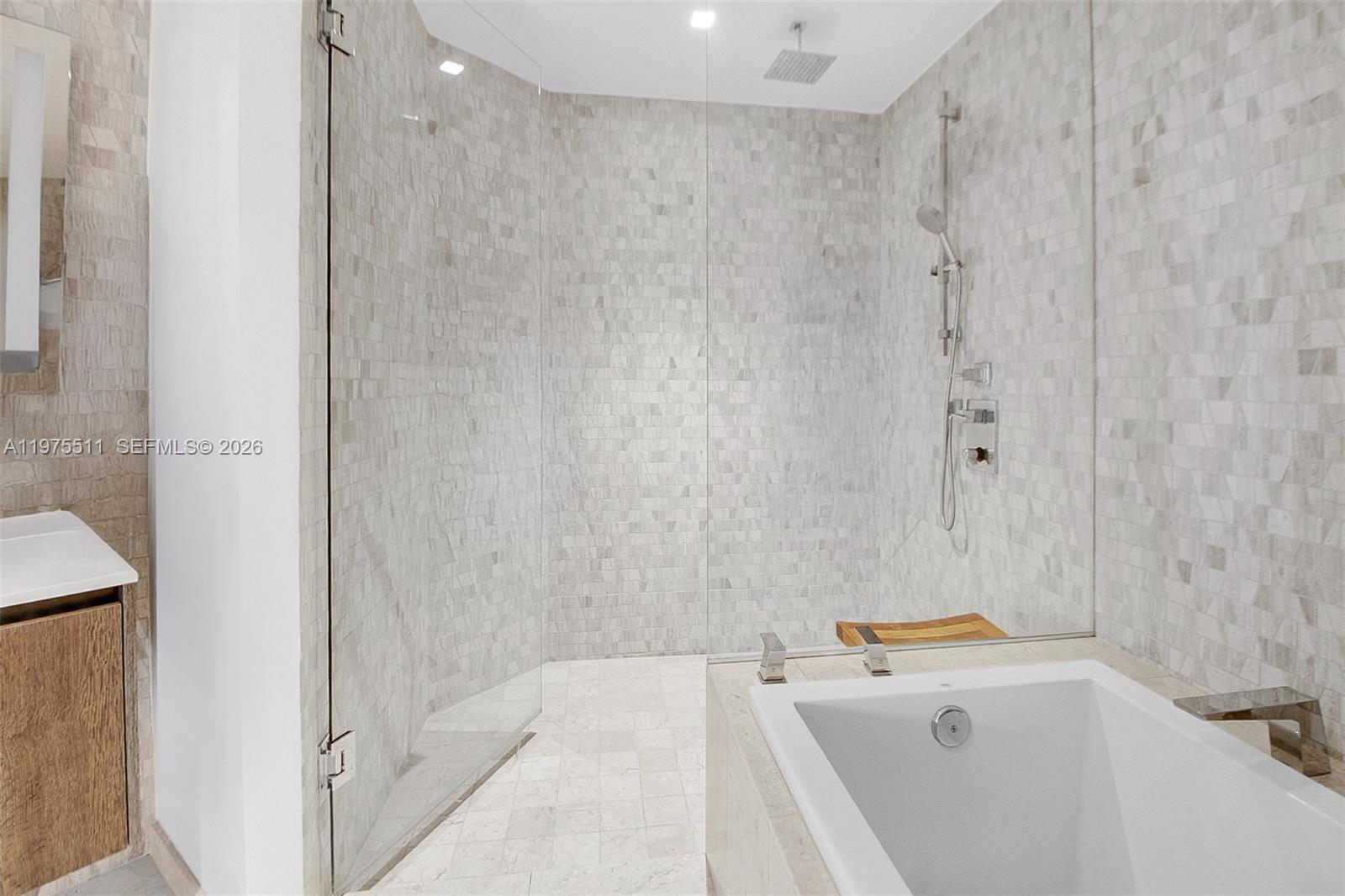 68 SE 6th St #2612 Miami, FL 33131