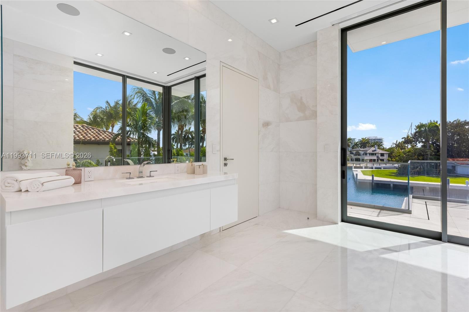 2560 Del Lago Dr Fort Lauderdale, FL 33316