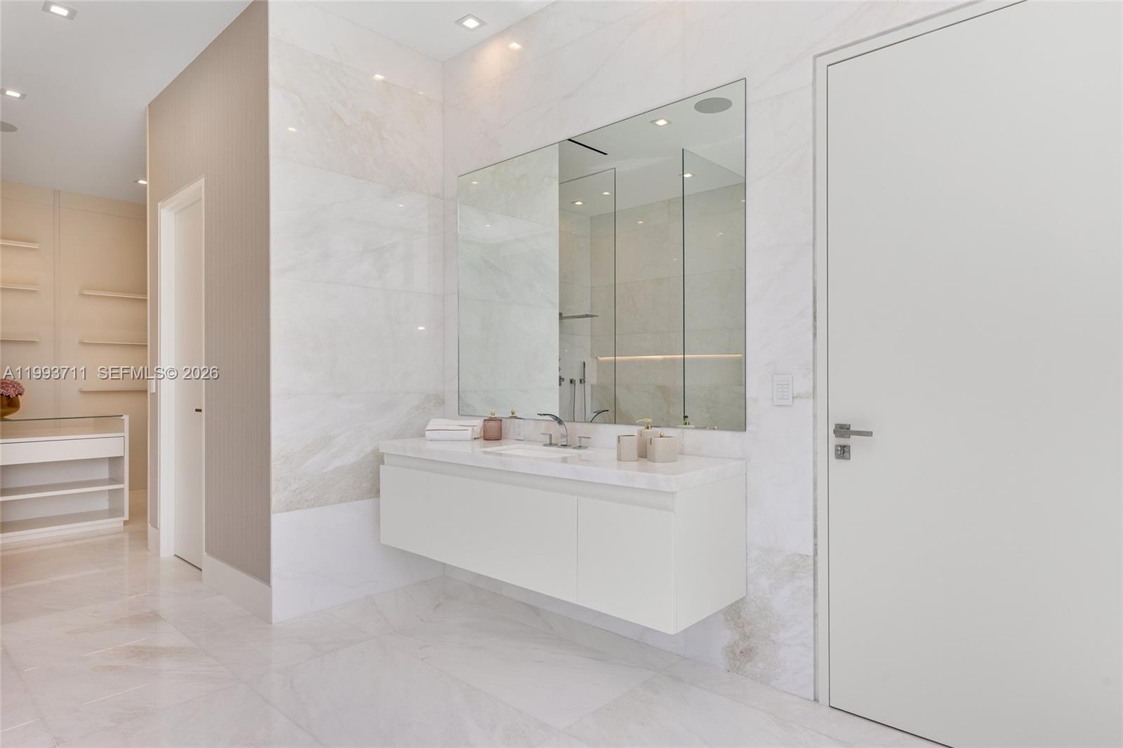 2560 Del Lago Dr Fort Lauderdale, FL 33316