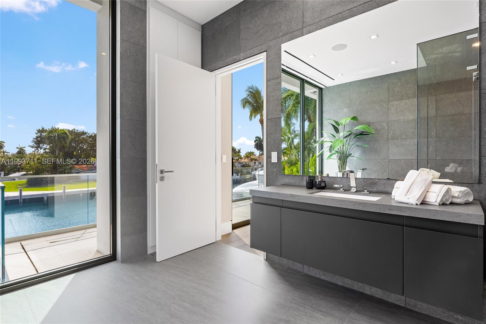 2560 Del Lago Dr Fort Lauderdale, FL 33316