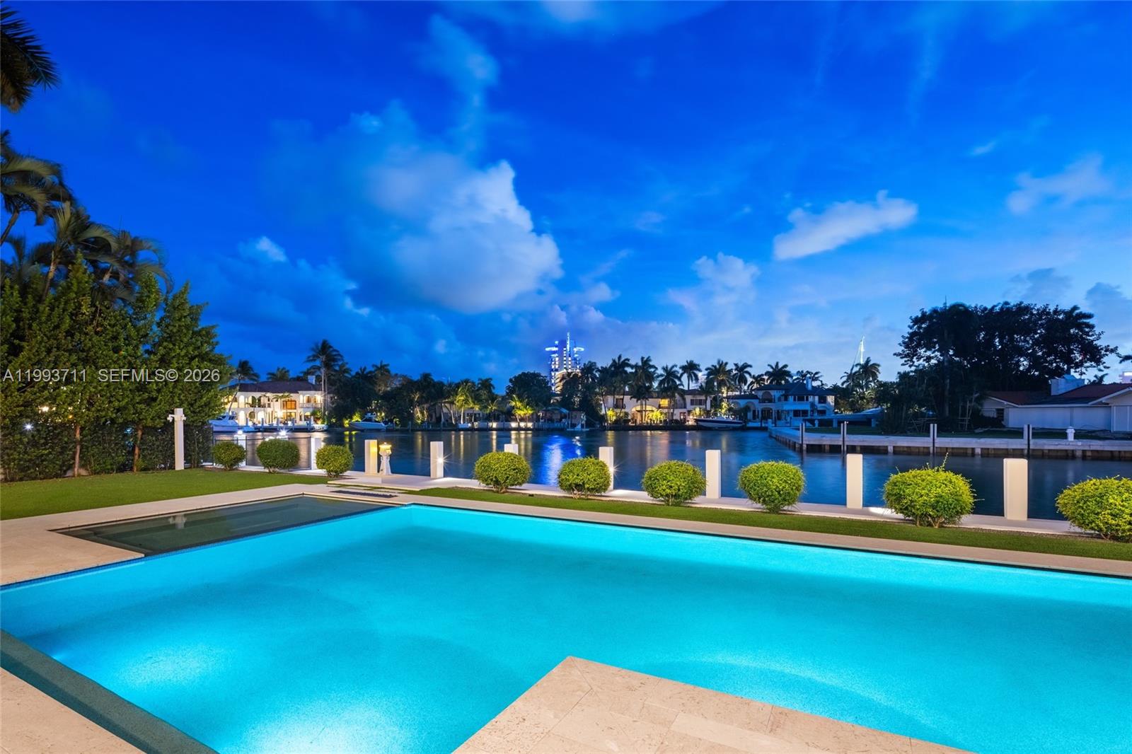 2560 Del Lago Dr Fort Lauderdale, FL 33316