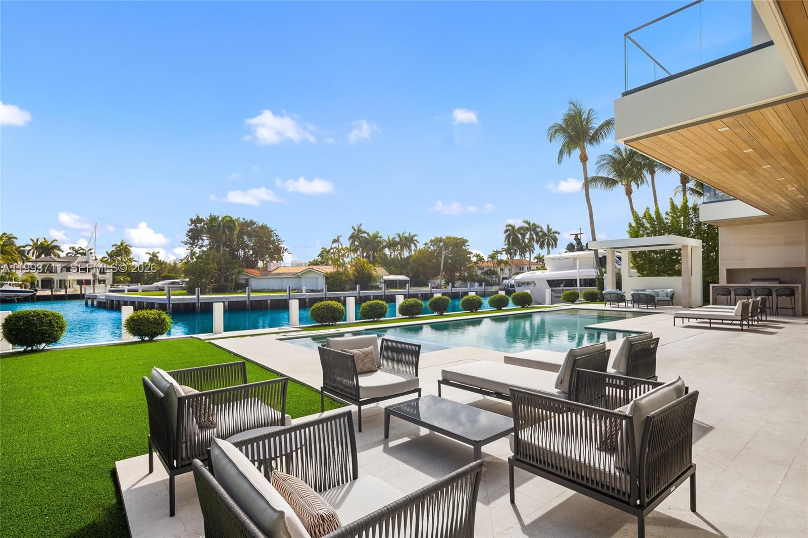 2560 Del Lago Dr Fort Lauderdale, FL 33316