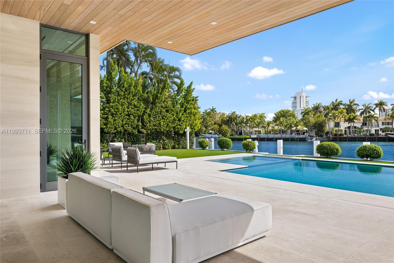 2560 Del Lago Dr Fort Lauderdale, FL 33316