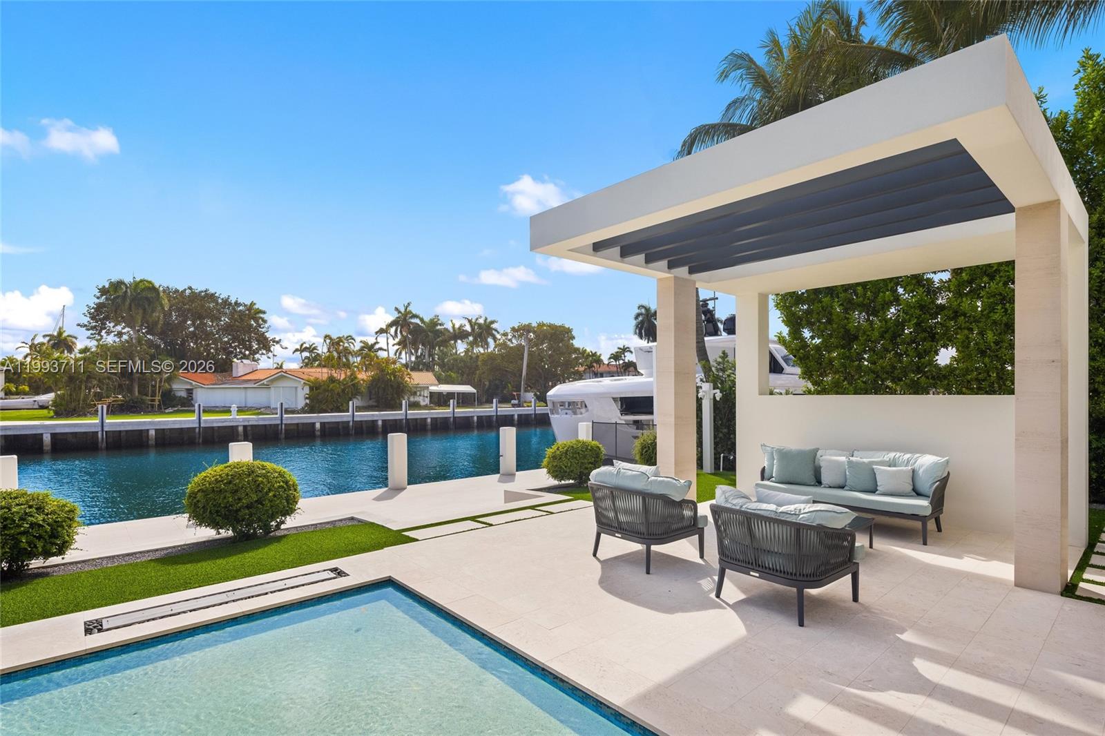 2560 Del Lago Dr Fort Lauderdale, FL 33316