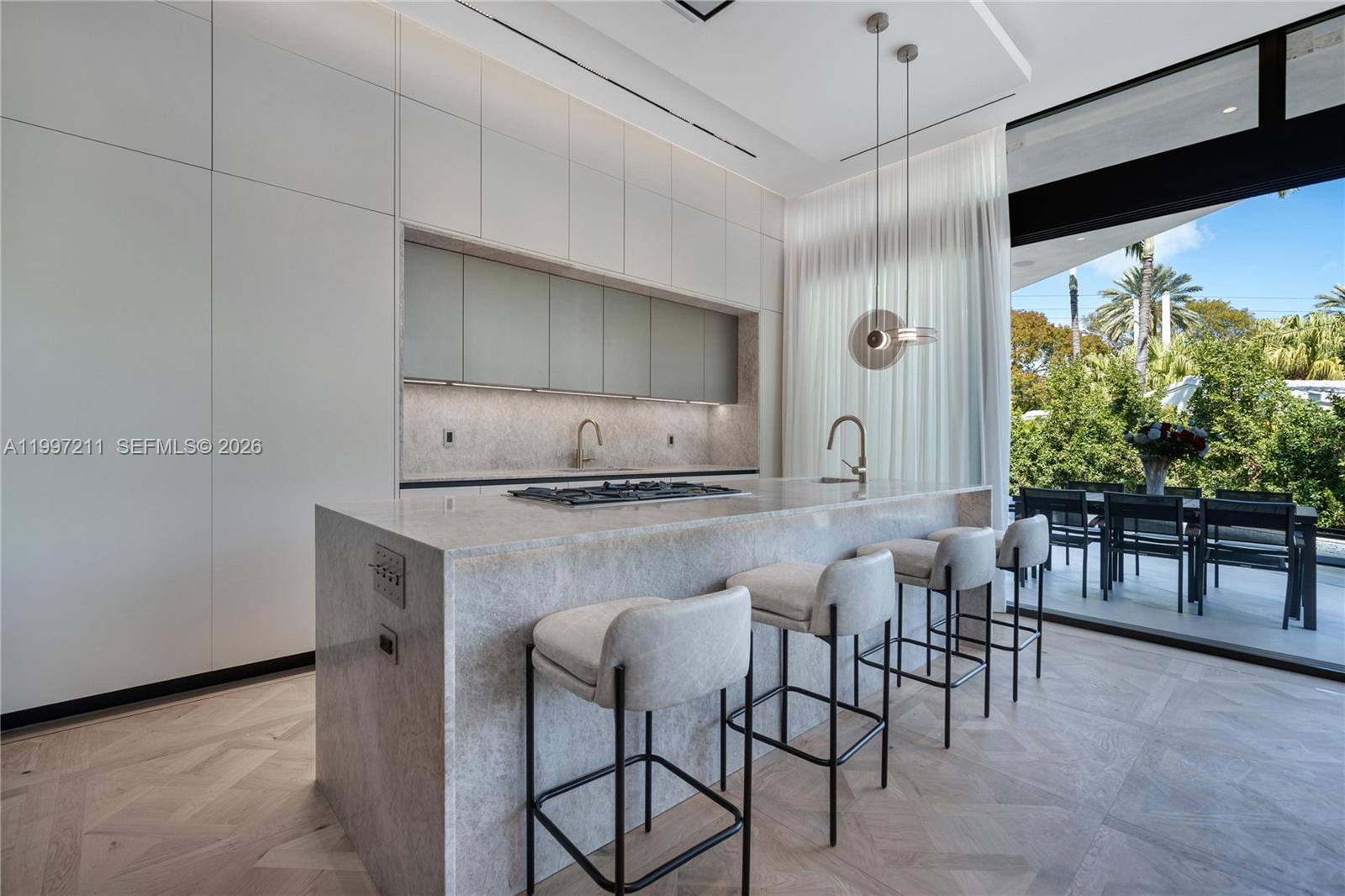 1045 W 47th Ct Miami Beach, FL 33140