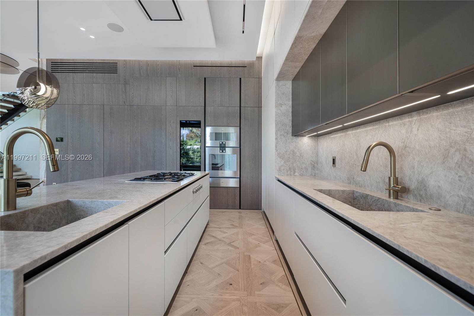 1045 W 47th Ct Miami Beach, FL 33140