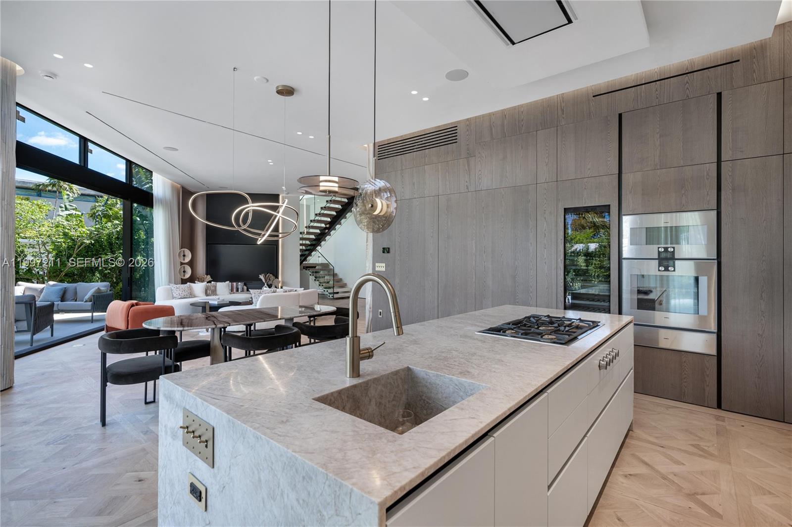 1045 W 47th Ct Miami Beach, FL 33140