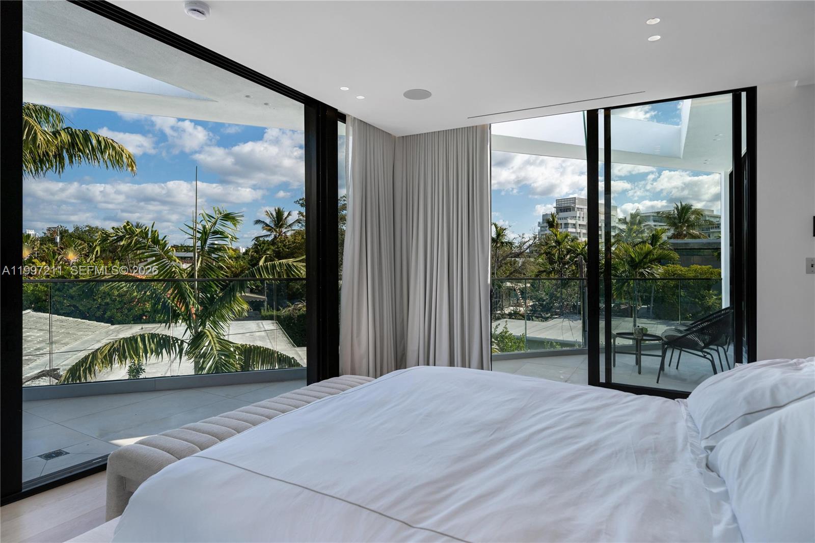 1045 W 47th Ct Miami Beach, FL 33140