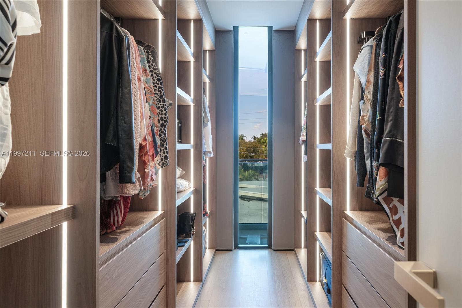 1045 W 47th Ct Miami Beach, FL 33140