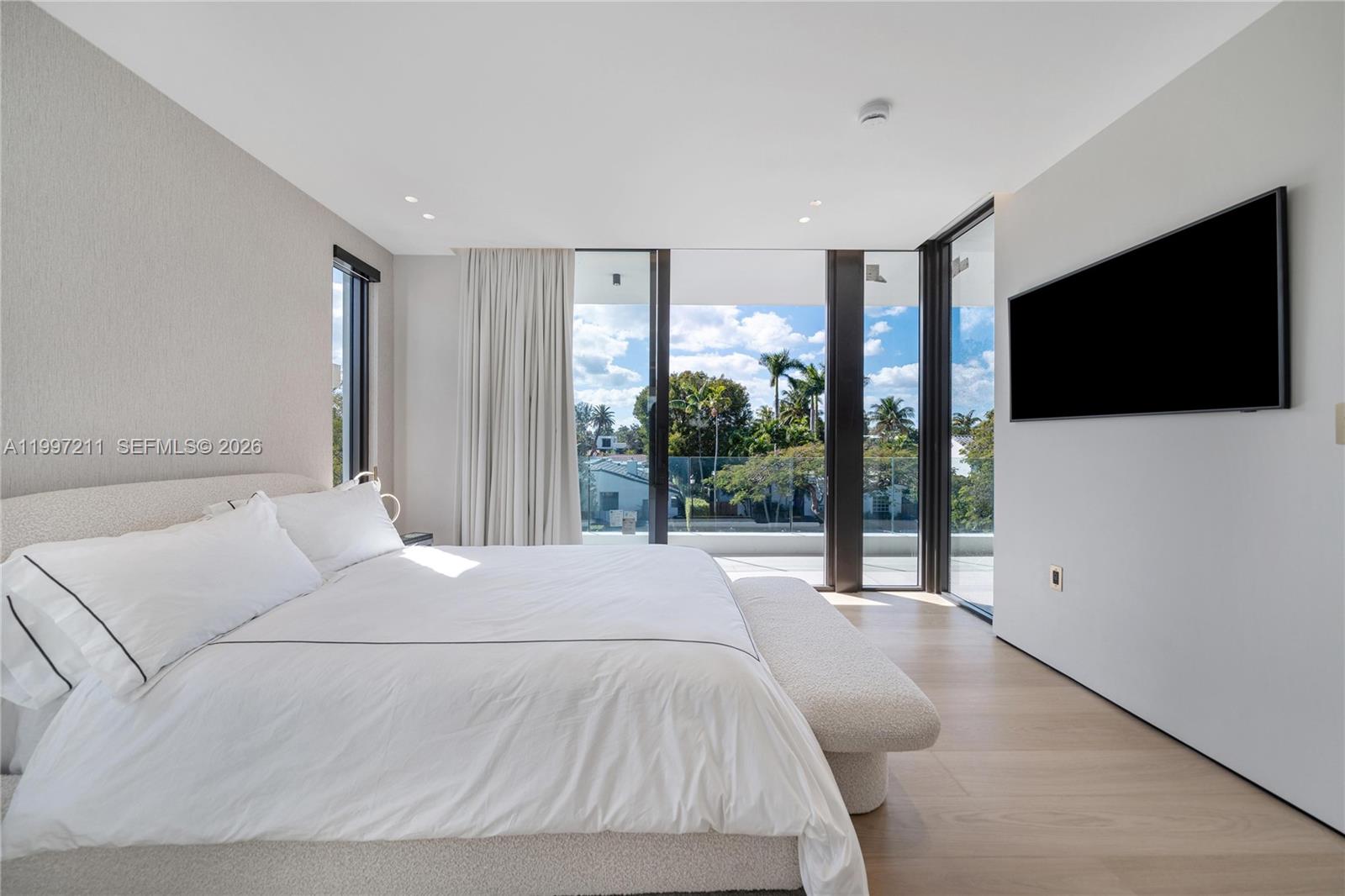 1045 W 47th Ct Miami Beach, FL 33140