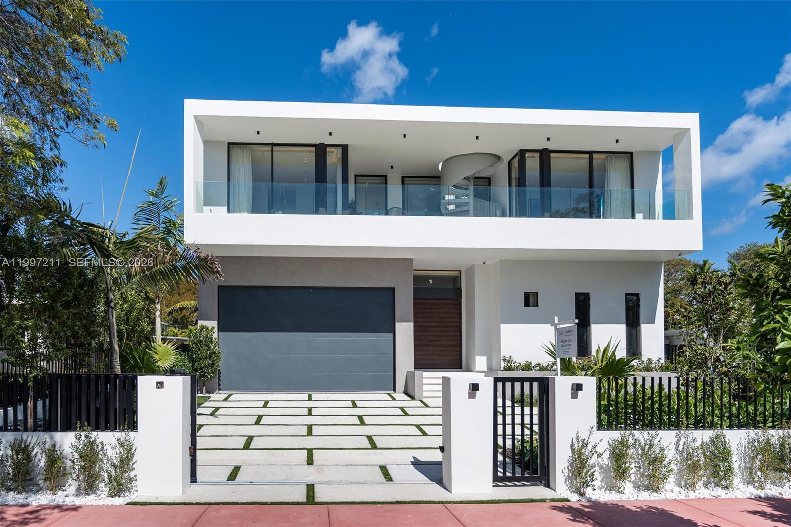 1045 W 47th Ct Miami Beach, FL 33140