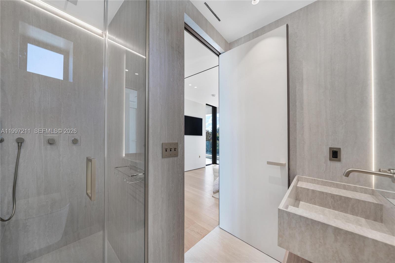 1045 W 47th Ct Miami Beach, FL 33140