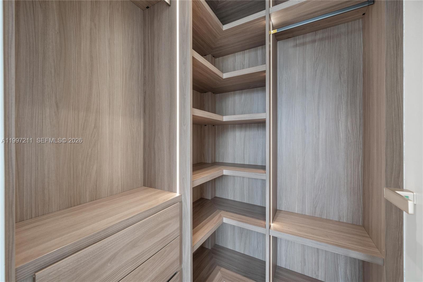 1045 W 47th Ct Miami Beach, FL 33140