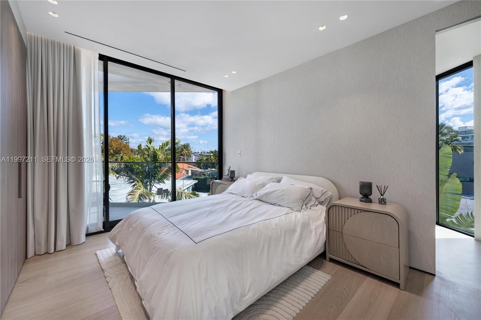 1045 W 47th Ct Miami Beach, FL 33140