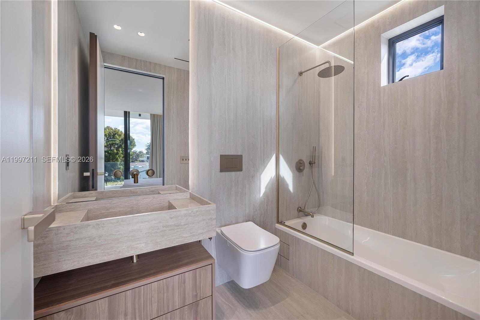 1045 W 47th Ct Miami Beach, FL 33140