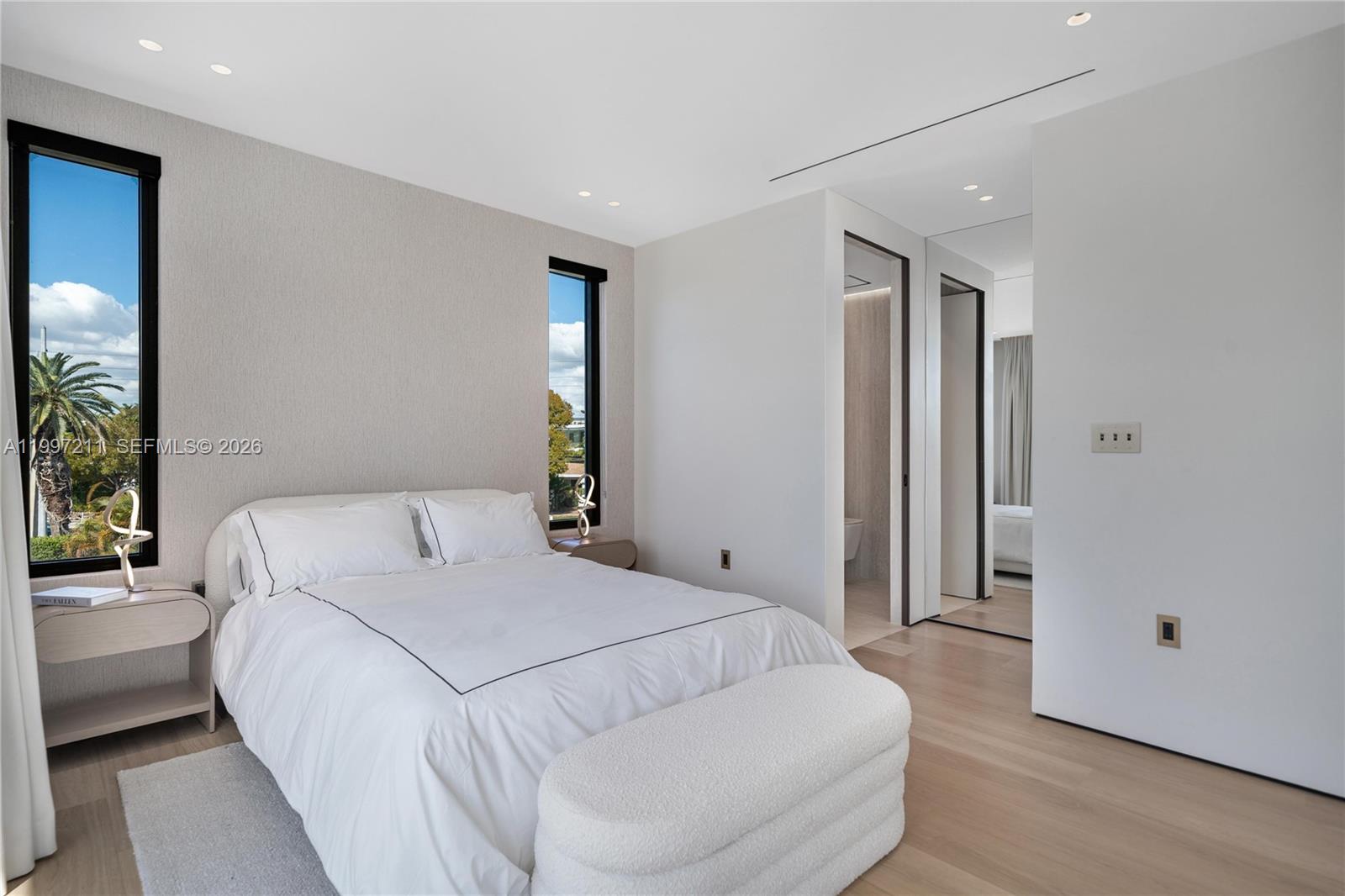 1045 W 47th Ct Miami Beach, FL 33140