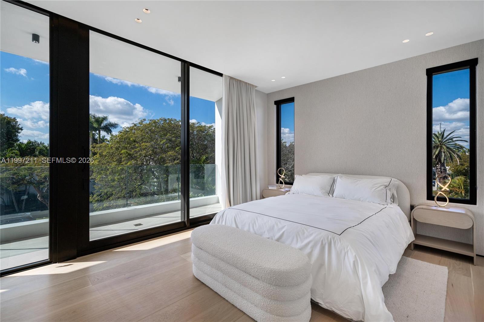 1045 W 47th Ct Miami Beach, FL 33140