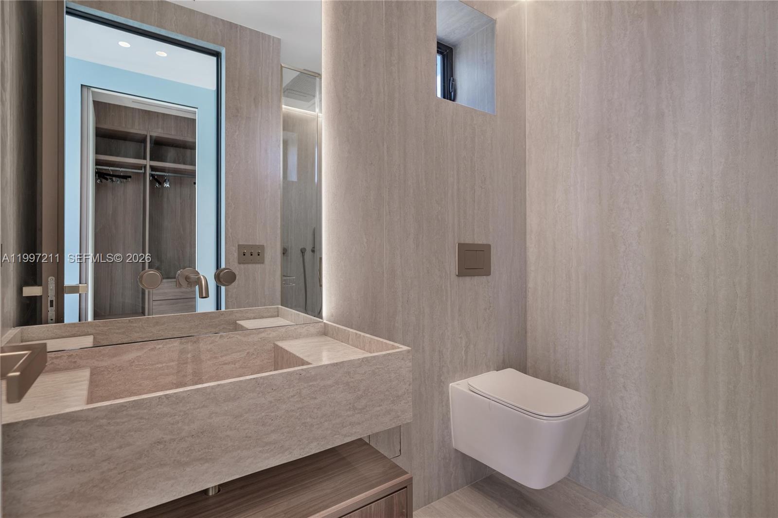 1045 W 47th Ct Miami Beach, FL 33140